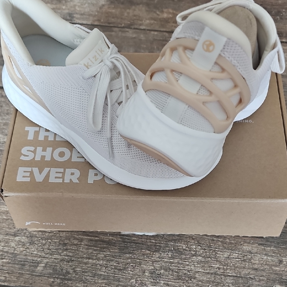 KIZIK Sneakers with Sleek Design and Lace-Up Closure